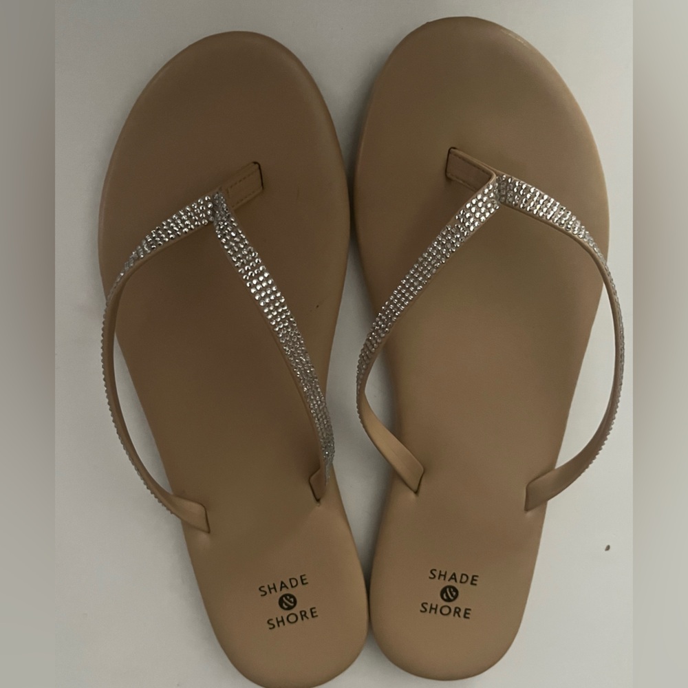 Shade and shore woman’s size 8 rhinestone flip flops, worn once